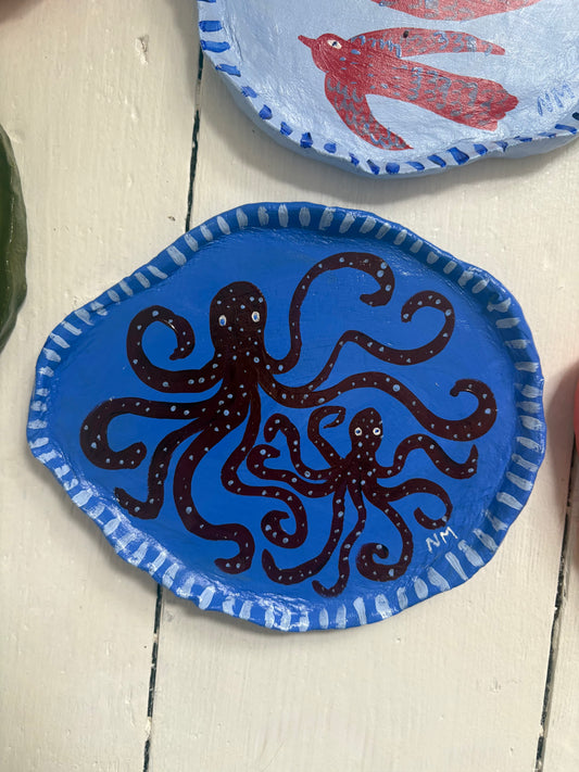 Two octopus walk plate.